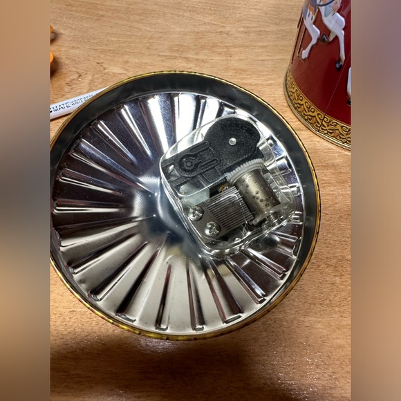 Christmas Candy Tin music box from from 2008. cookie/ candy tin made in Germany - Picture 10 of 12